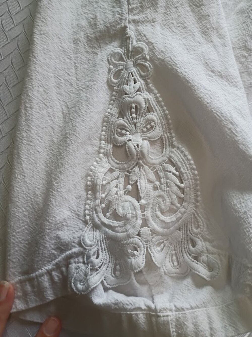 Women's White Lace Appliqué Capri Pants Plus Size 4X - Picture 3 of 4